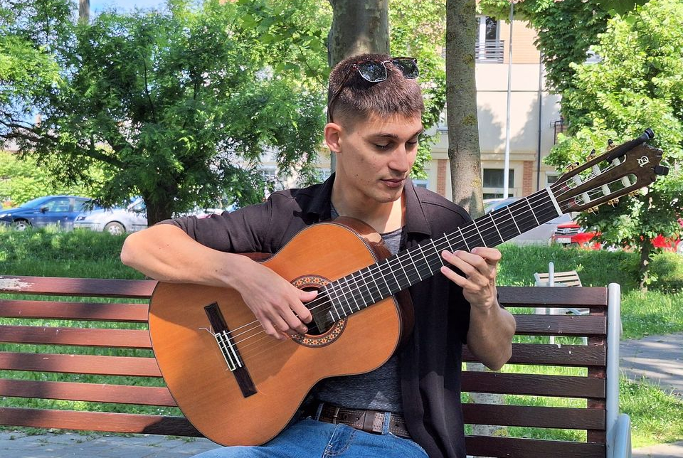 Tavaszi gitárjáték a Lovas Kikötőben