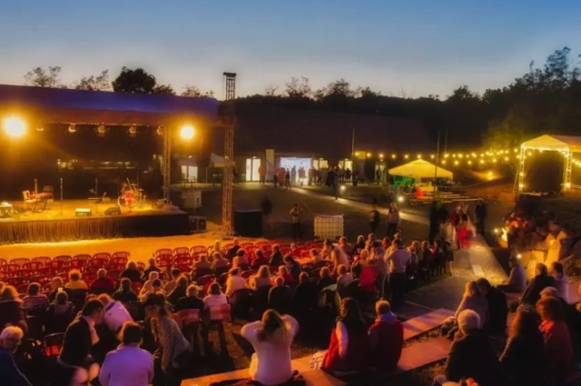 Kultkikötő Amfiteátrum - Alsóörs