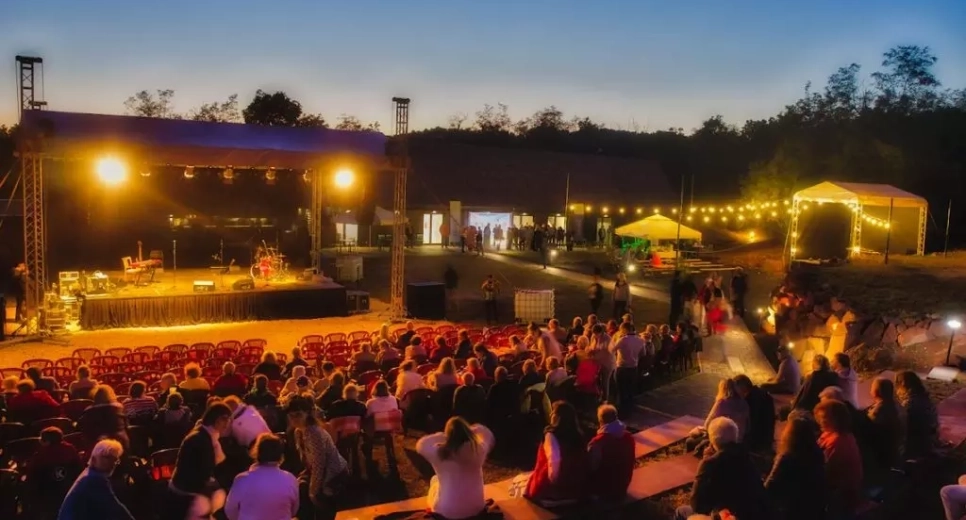 Kultkikötő Amfiteátrum - Alsóörs