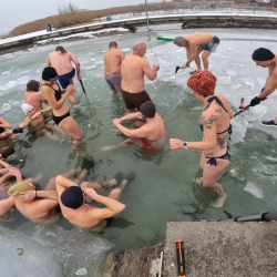 Mártózz a Jegesmedvékkel a Télűző forgatagon