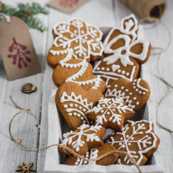 A harmadik gyertya meggyújtása, családi táncház és mézeskalács díszítés