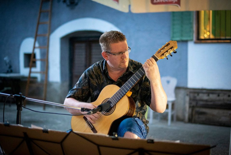 Nyáresti gitárjáték a Kikötőben