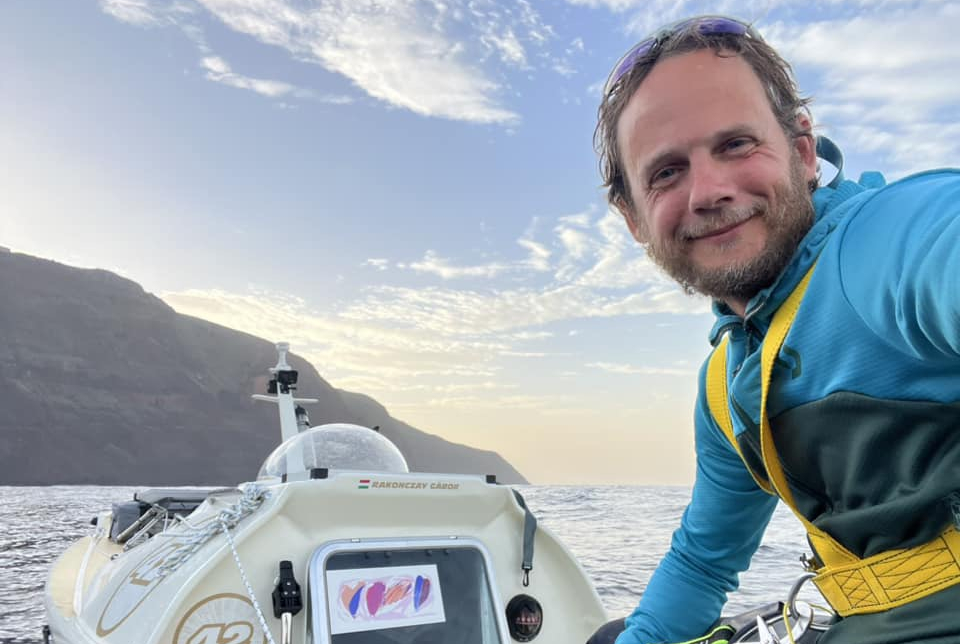 Egy hajó, egy evező, egy ember és az óceán